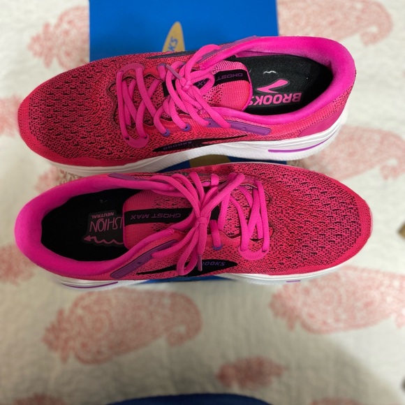 Brooks Ghost Max Size 11 (women) Pink and Black with White sole… Like New - Picture 10 of 10